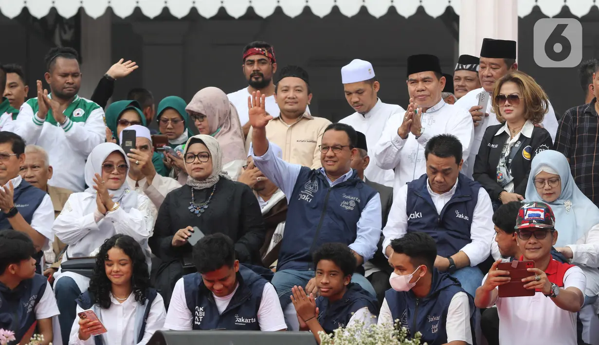 Gubernur DKI Jakarta Anies Baswedan bersama Wakil Gubernur DKI Jakarta Ahmad Riza Patria saat acara perpisahan di Balai Kota, Jakarta pusat, Minggu (16/10/2022). Pemprov DKI Jakarta bersama relawan menggelar acara perpisahan untuk Gubernur DKI Jakarta Anies Baswedan yang masa jabatannya berakhir tepat hari ini. (Liputan6.com/Herman Zakharia)