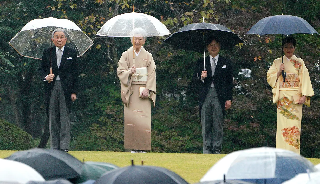 Kaisar Jepang Akihito (kiri) dan Permaisuri Michiko (dua kiri) menyambut para tamu saat pesta taman musim gugur di taman kekaisaran Akasaka Palace, Tokyo, Jumat (9/11). (AP Photo/Eugene Hoshiko)