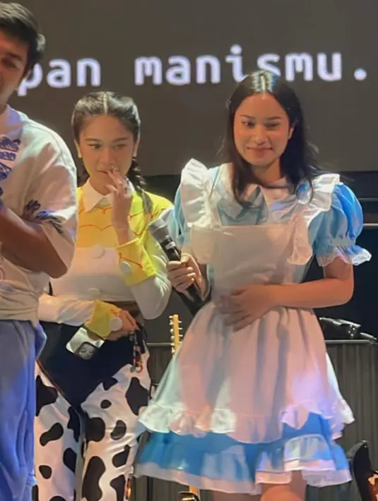 Satine Zaneta turut hadir mengenakan kostum ala Alice in Wonderland. [@rklopper]