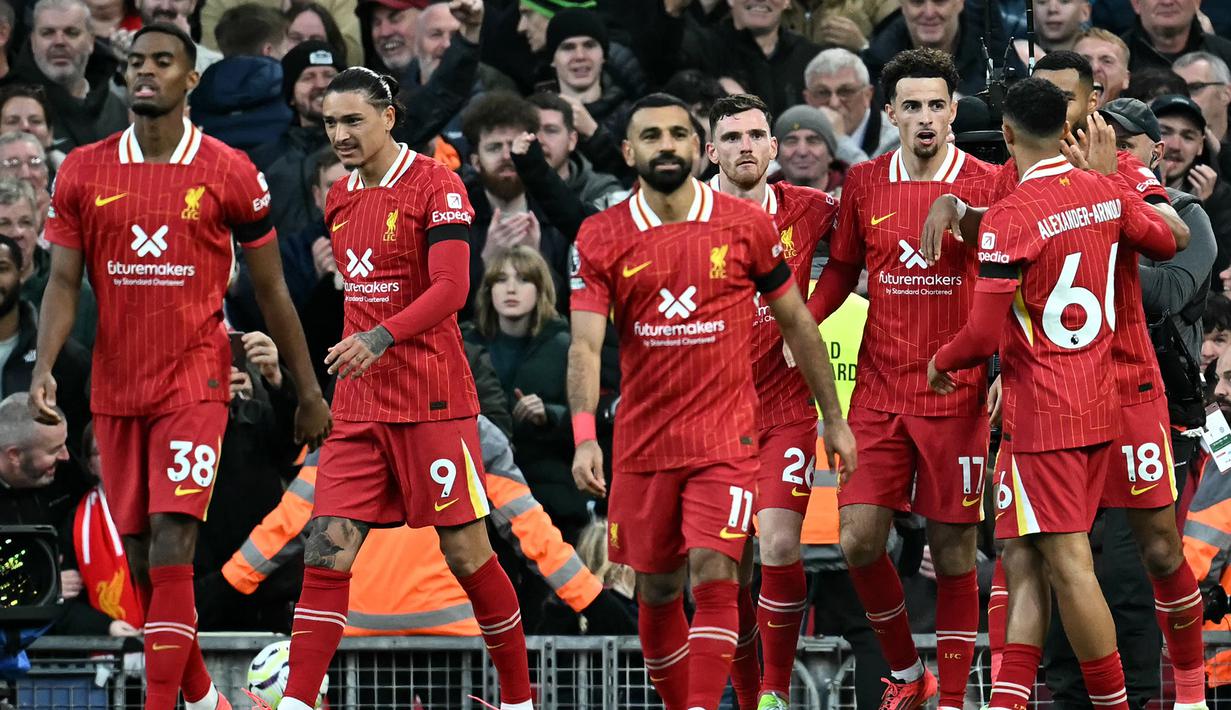 Para pemain Liverpool merayakan gol Curtis Jones saat Liverpool bertanding melawan Chelsea di pekan ke delapan Premier League 2024/2025 di Anfield, Minggu (20/10/2024) malam WIB. (Paul Ellis/AFP)