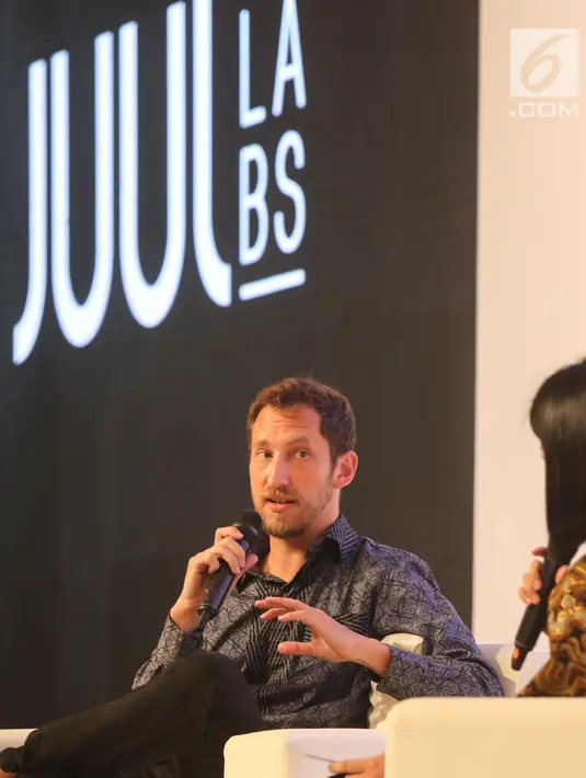 Pendiri & Chief Product Officer Juul Labs James Monsees memaparkan perangkat Juul dan JuulPods, di Jakarta, Senin (10/7/2019). Juul membungkus mineral nikotin dari daun tembakau ke dalam wadah sekali pakai yang berbeda dengan Vape. (Liputan6.com/Fery Pradolo)