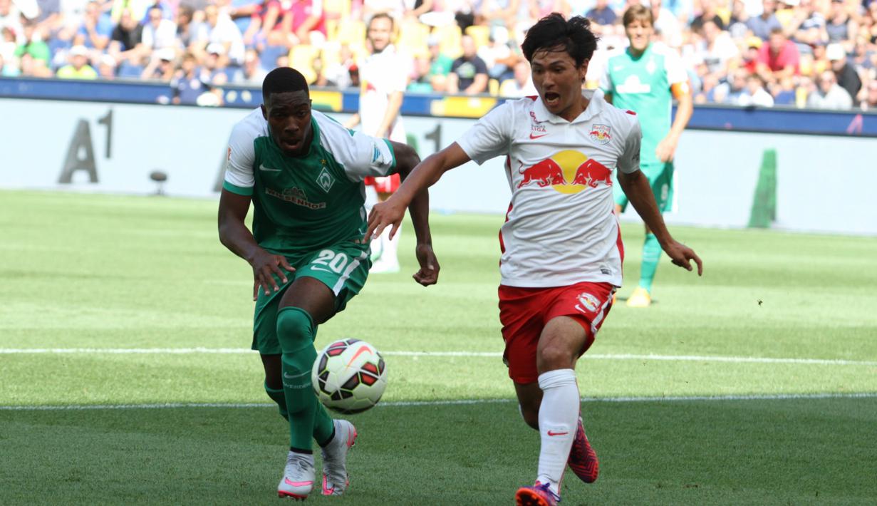 Gelandang serang RB Salzburg asal Jepang, Takumi (kanan) kesulitan menghadapi pertahanan tangguh dari Cedric Makiada. (Bola.com/Reza Khomaini)