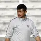 Pelatih Timnas Indonesia U-22, Indra Sjafri, saat latihan di Stadion Madya, Senayan, Jakarta, Senin (4/3). Latihan tersebut untuk persiapan kualifikasi Piala AFC U-23. (Bola.com/M Iqbal Ichsan)