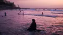 Muslim Palestina menghabiskan hari libur Lebaran di pantai Tel Aviv, Israel, 6 Juni 2019. Selama Idul Fitri, warga Palestina mengunjungi pantai di kawasan Tel Aviv untuk menandai berakhirnya ibadah puasa Ramadan. (AP Photo/Oded Balilty)
