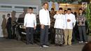 Pasangan capres-cawapres nomor urut 01 Joko Widodo (dua kiri) dan Ma'ruf Amin (tiga kanan) menyapa wartawan saat tiba di kediaman Ma'ruf Amin, Menteng, Jakarta, Kamis (27/6/2019). Jokowi menjemput Ma'ruf untuk nonton bareng sidang putusan MK di Lanud Halim Perdanakusuma.(Liputan6.com/HermanZakharia)