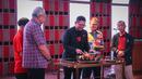 Pemotongan tumpeng yang dipimpin oleh Direktur Persija Jakarta, Mohamad Prapanca (tengah) yang akan diberikan simbolis pada acara perayaan Hari Ulang Tahun Persija ke-96 di Trinity Tower, Jakarta, Kamis (28/11/2024). (Bola.com/Abdul Aziz)