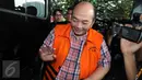 Andri Tristianto Sutrisna keluar dari Gedung KPK, Jakarta, Senin (7/3/2016). Andri tersangkut dugaan korupsi untuk penundaan pengiriman salinan putusan kasasi perkara korupsi di MA. (Liputan6.com/Helmi Afandi)