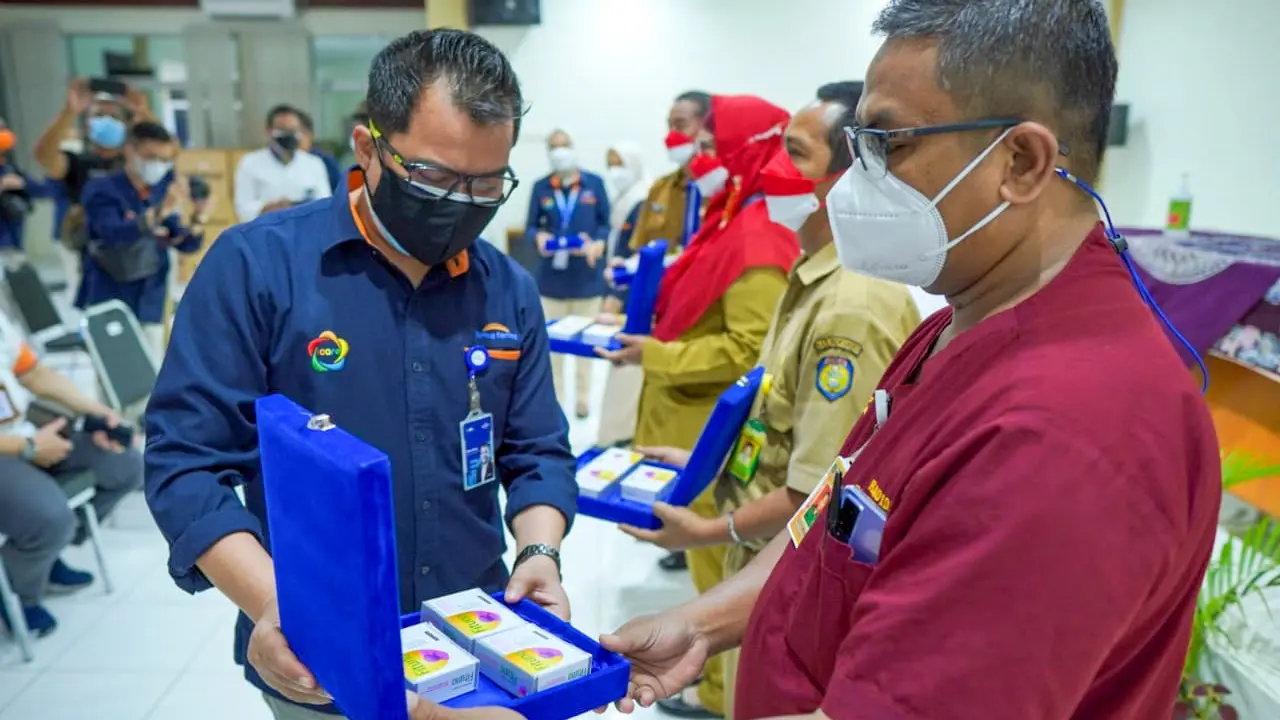 Bantuan vitamin dan sumplemen dari Kimia Farma ke Tenaga Kesehatan (nakes)