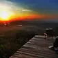Seorang wisatawan menunggu matahari terbenam di Puncak Watu Goyang usai berkeliling dengan jip di Desa Wisata Kaki Langit Mangunan, Bantul, Yogyakarta (4/5). (Merdeka.com/Arie Basuki)