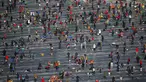 Antusias ribuan warga memancing ikan air tawar melalui lubang kecil selama acara Festival Es di sungai yang beku di Hwacheon, selatan dari zona demiliterisasi (DMZ) yang memisahkan dua Korea, (9/1/2016). (REUTERS/Kim Hong-Ji)