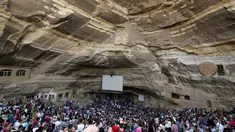  Ribuan kaum Kristen Koptik Ortodoks saat menghadiri acara Minggu Palma di Biara Samaan, gunung Mokattam, Kairo , Mesir , (24/4).  Uniknya dari tempat ibadah ini yaitu yang bangunannya yang tersambung dengan gunung. (REUTERS / Amr Abdallah Dalsh)