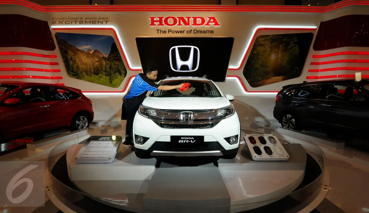 Pekerja membersihkan prototype produk terbaru mobil Honda yang dipamerkan di Jakarta Auto Show 2015, Rabu (28/10/2015). Jakarta Auto Show 2015 berlangsung pada 28 Oktober hingga 1 November 2015. (Liputan6.com/Helmi Fithriansyah)