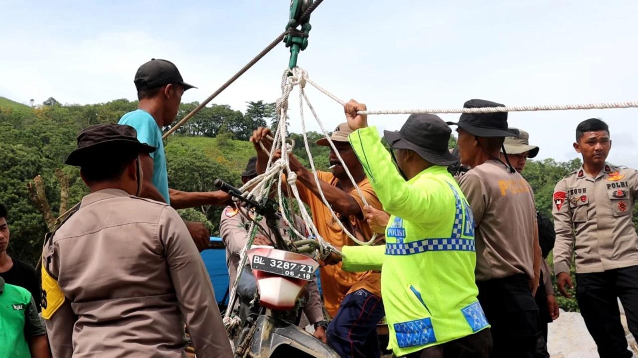 Polres Bener Meriah & Brimob Pasang Tali Sling, Jadi Jalur Penyeberangan Darurat Warga Pasca Bencana Banjir Bandang