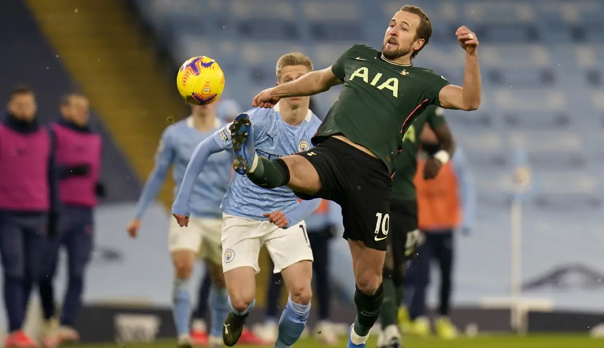 Penyerang Tottenham Hotspur, Harry Kane berusaha mengontrol bola saat bertanding melawan Manchester City pada pertandingan Liga Inggris di Stadion Etihad, Manchester, Inggris, Minggu (14/2/2021). Pasukan Pep Guardiola tidak terkalahkan dalam 10 pertandingan Premier League.  (AP Photo/Rui Vieira)