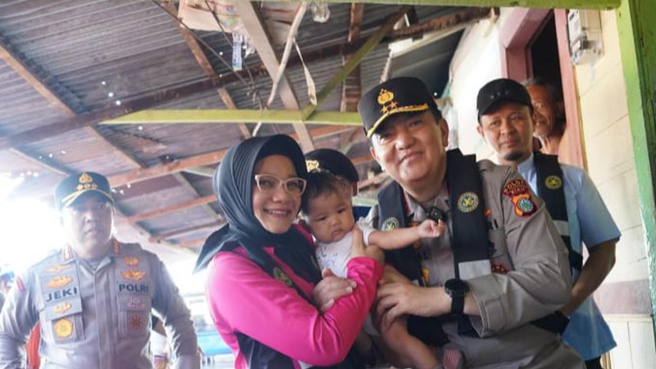 Kapolda Riau Irjen Mohammad Iqbal dan Istri Kunjungi Warga Korban Banjir