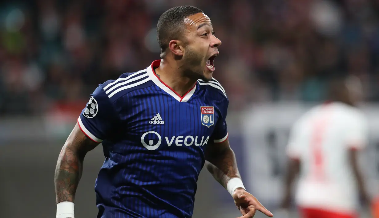 5. Memphis Depay  - Mantan pemain Manchester United merupakan pesepakbola yang sangat memperhatikan penampilannya. Selain itu ia juga sering narsis dengan mengunggah kegiatan pribadinya di YouTobe. (AFP/Jan Woitas)