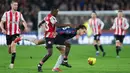 Arsenal lebih dahulu membuka keunggulan melalui tandukan Noni Madueke. Namun, Brentford tak tinggal diam dan membalas lewat aksi Keane Lewis-Potter. Hasil imbang ini memaksa kedua tim berbagi satu poin dalam pertandingan yang berjalan ketat dan sarat duel fisik hingga menit-menit akhir. (AP Photo/Ian Walton)