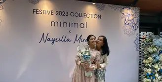 Naysilla Mirdad baru saja diperkenalkan menjadi brand ambassador brand fashion, Minimal. Dalam momen bahagia tersebut, Lydia Kandau hadir mensupport anak ketiganya tersebut. Dok. Pribadi