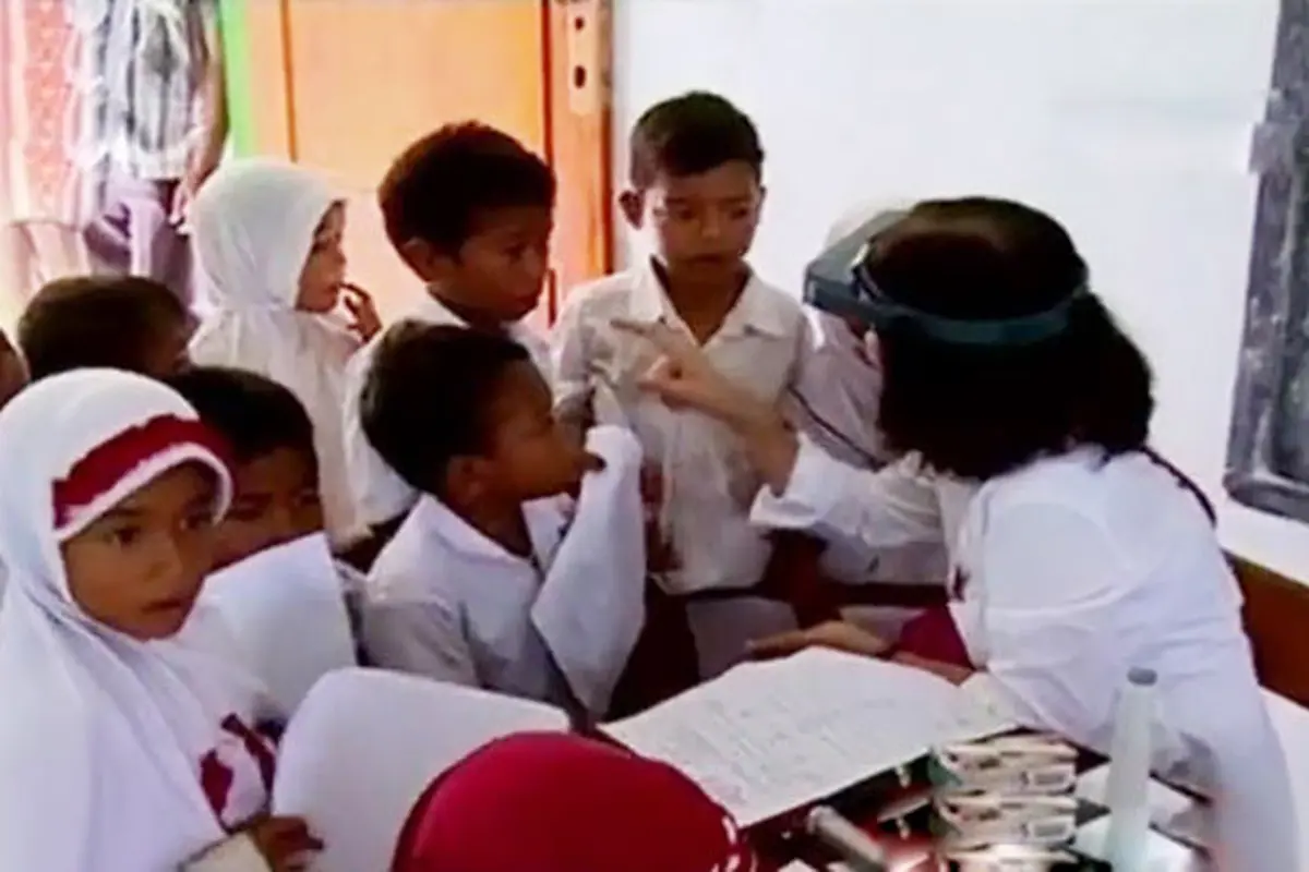 FKUI - Emtek Gelar Pengobatan Gratis di Sumba Barat Daya