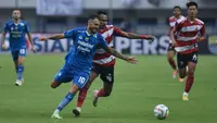 Tyronne del Pino tampil cukup memuaskan saat debut dengan Persib Bandung lawan Madura United. Namun dia mengalami cedera (dok: Persib)