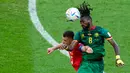 <p>Pemain Swiss Granit Xhaka melompat untuk berebut bola udara dengan pemain Kamerun Andre-Frank Zambo Anguissa (kanan) pada pertandingan sepak bola Grup G Piala Dunia 2022 di Stadion Al Janoub, Al Wakrah, Qatar, Kamis (24/11/2022). Swiss mengalahkan Kamerun dengan skor 1-0. (AP Photo/Ebrahim Noroozi)</p>