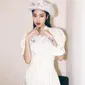 5. Ini bukan kali pertama Widi bergaya koboi, sebelumnya saat manggung di Bekasi, Widi tampil cantik dengan asymmetric dress putih dengan topi koboi. (Instagram/_widikidiw_).