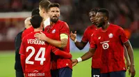 Pemain Lille, Olivier Giroud (tengah) dan Calvin Verdonk (kiri), merayakan kemenangan timnya usai laga Liga Europa antara Lille dan Brann di Stadion Pierre Mauroy, Prancis utara, Kamis, 25 September 2025. (AP Photo/Jean-Francois Badias)&nbsp;&nbsp;&nbsp;