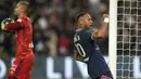 Penyerang Paris Saint-Germain (PSG) Neymar berselebrasi setelah mencetak gol ke gawang Olympique Lyon dalam laga pekan keenam Liga Prancis di Stadion Parc des Princes, Senin (20/9/2021) dini hari WIB. PSG menang dengan skor tipis 2-1. (AP Photo/Francois Mori)