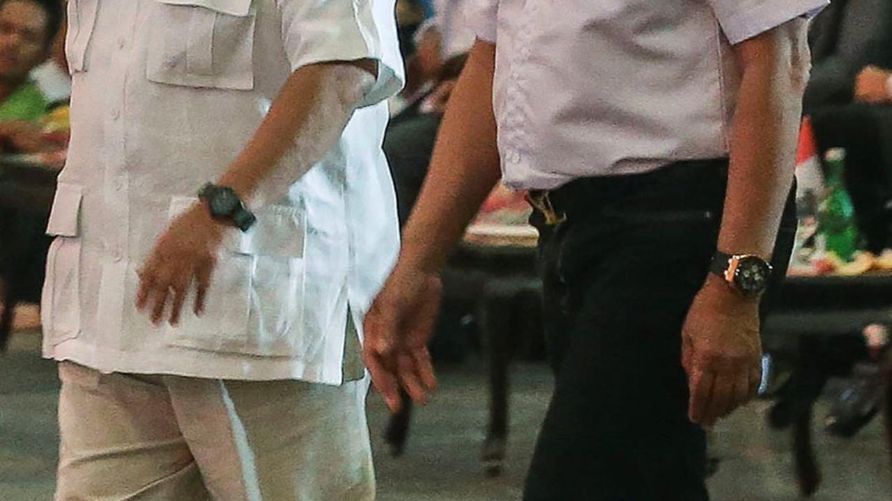 Usai membacakan SK, acara dilanjut dengan pembacaan dan penyerahan naskah deklarasi dari Ketua Umum PBB Yusril Ihza Mahendra kepada Ketua Umum Partai Gerindra, Prabowo Subianto.
( merdeka.com/Arie Basuki )