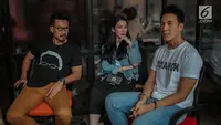 Pemain 'A Man Called Ahok', Denny Sumargo, Jill Gladys, Daniel Mananta saat promo film terbarunya di Gedung KLY Gondangdia, Jakarta, Selasa (30/10). Film akan ditayangkan serentak di bioskop seluruh Indonesia 8 November 2018. (Liputan6.com/Faizal Fanani)