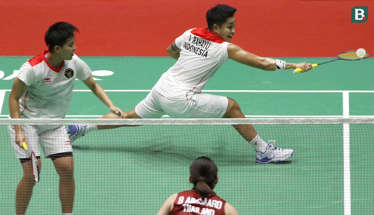 Pasangan Indonesia, Apriyani Rayahu/Siti Fadia, saat melawan wakil Thailand, Benyapa Aimsaard/Nuntakarn Aimsaard, pada laga final cabang olahraga bulutangkis SEA Games 2021 di Bacqiang Gymnasium, Minggu (22/5/2022). Indonesia menang dengan skor 21-17 dan 21-14. (Bola.com/Ikhwan Yanuar)