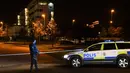 Petugas berjaga di areal kantor polisi yang meledak di Helsingborg, Swedia (18/10). Menurut kepolisian setempat, ledakan tersebut belum diketahui penyebabnya. (AFP Photo/TT News Agency /Johan Nilsson/Sweden Out)