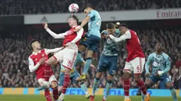 Pemain Southampton, Mohamed Elyounoussi, duel udara dengan pemain Arsenal, Rob Holding pada laga Liga Inggris di Stadion Emirates, Sabtu (22/4/2023). (AP Photo/Kirsty Wigglesworth)