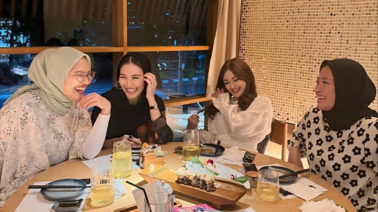 Potret Ayu Ting Ting Buka Puasa Bersama Sahabat Tuai Banyak Pujian Karena Tak Ada yang Pansos