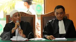 Kuasa hukum Abu Bakar Baasyir, Achmad Michdan (kanan) memberi tanggapan pada sidang lanjutan permohonan PK di PN Jakarta Selatan, Selasa (1/12/2015). Majelis memutuskan pemeriksaan permohonan PK dilimpahkan ke PN Cilacap. (Liputan6.com/Helmi Fithriansyah)