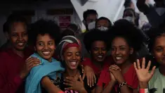 Migran di geladak kapal penjaga pantai LSM Open Arms Spanyol tersenyum setelah pengumuman dari kru Open Arms bahwa Italia telah memberikan akses kapal untuk berlabuh di pelabuhan setelah operasi penyelamatan di zona perairan internasional di laut Mediterania, Rabu, 9 September. 21 Oktober 2022. Lebih dari empat ratus migran dari Mesir, Suriah, Pakistan, Bangladesh, Eritrea, Sudan, Ethiopia, Somalia, diselamatkan oleh anggota awak LSM Open Arms. (AP/Petros Karadjias)