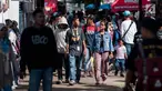 Pengunjung memadati ajang "Jakcloth 2017" di Senayan, Jakarta, Jumat (16/6). Bazar yang diikuti ratusan merek dagang pakaian tersebut berlangsung 14-21 Juni 2017. (Liputan6.com/Gempur M Surya)