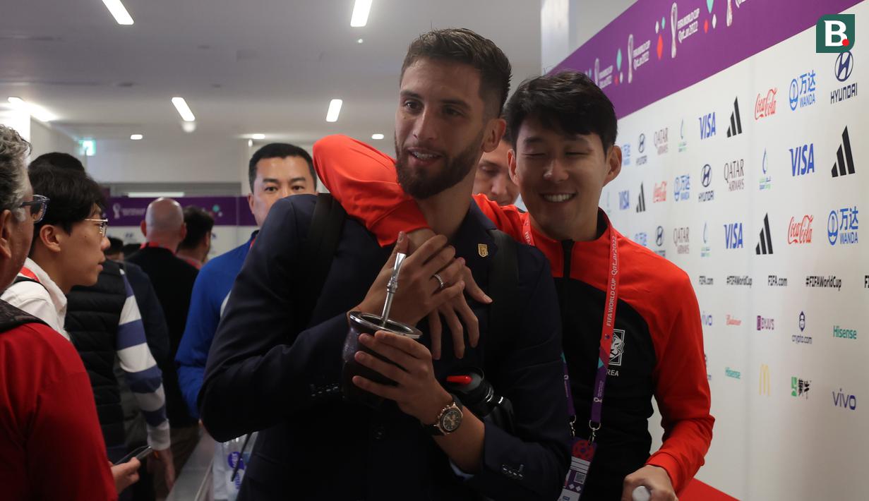 Son Heung-min merupakan rekan setim Bentancur di Tottenham Hotpur. Wajar kalau mereka punya hubungan yang baik walau berbeda negara. (Bola.com/Hendry Wibowo)