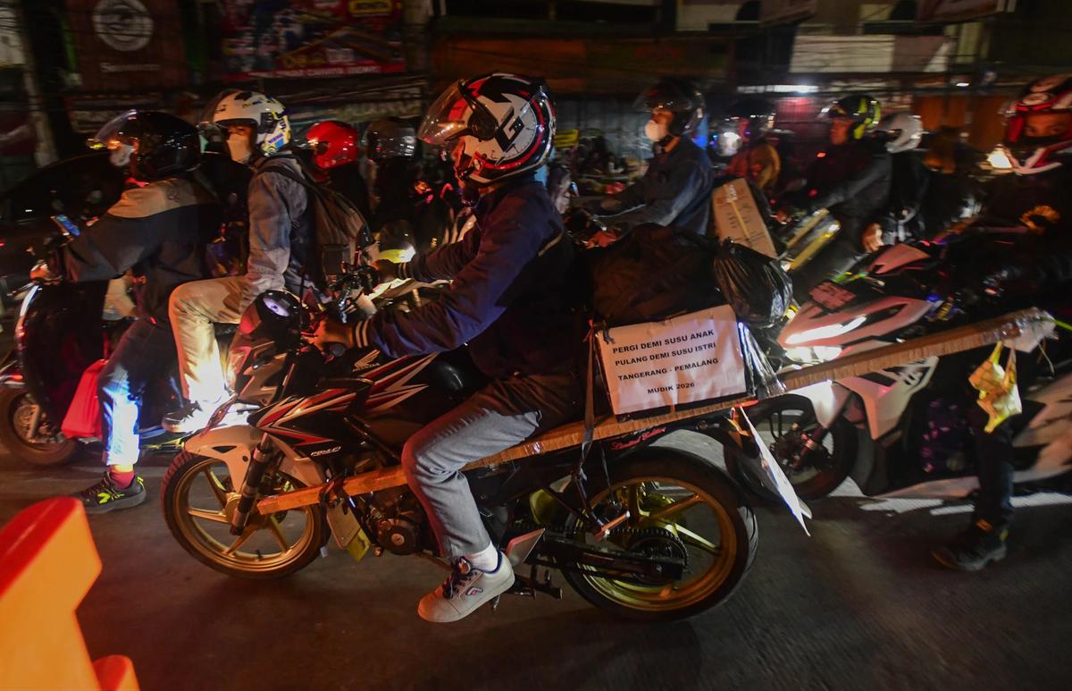 FOTO: Pemudik Padati Jalur Arteri Bekasi Cikampek