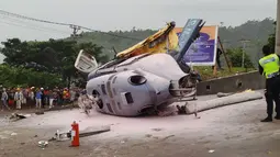 Kondisi helikopter milik PT Indonesia Morowali Industrial Park (IMIP) yang jatuh di Morowali, Sulawesi Tengah, Jumat (20/4). Helikopter akan melakukan pendaratan di landasan helipad tiba-tiba terjadi gangguan mesin sehingga jatuh. (Liputan6.com/Dok. BNBP)