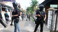 Densus 88 Antiteror Mabes Polri saat penangkapan terduga teroris di Jalan Gempol Raya, Kunciran Indah, Tangerang, Banten, Rabu (16/5). Terduga teroris yang ditangkap terdiri dari tiga laki-laki dan seorang perempuan. (DEMY SANJAYA/AFP)