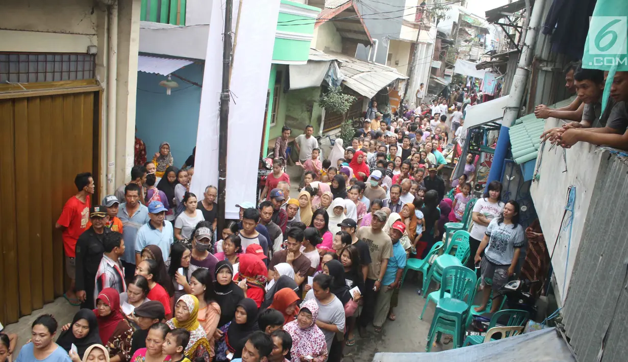 Antrean ratusan warga untuk mendapatkan paket sembako Ramadan di Kecamatan Penjaringan, Jakarta, Selasa (13/6). Sejumlah 200.000 paket dibagikan secara gratis untuk meringankan beban masyarakat menjelang Hari Raya Idul Fitri. (Liputan6.com/Angga Yuniar)