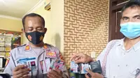 Barang bukti berupa sejumlah kartu pers yang diamankan Polsek Jenu, Polres Tuban. (Liputan6.com/Ahmad Adirin)