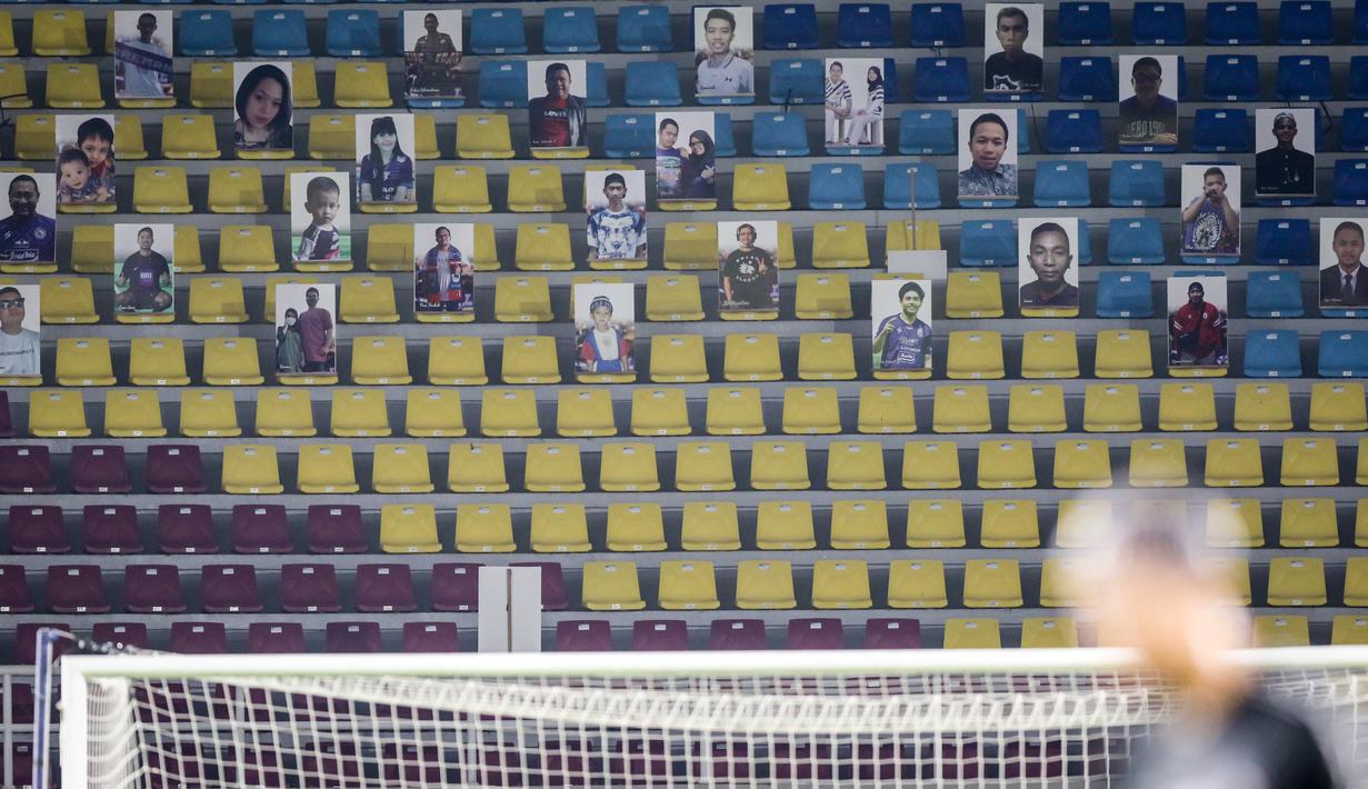 Sejumlah papan berwajah para fans Arema FC terlihat saat laga pekan kesebelas BRI Liga 1 2021/2022 antara Arema FC melawan Persebaya Surabaya di Stadion Manahan, Solo, Sabtu (06/11/2021). (Bola.com/Bagaskara Lazuardi)