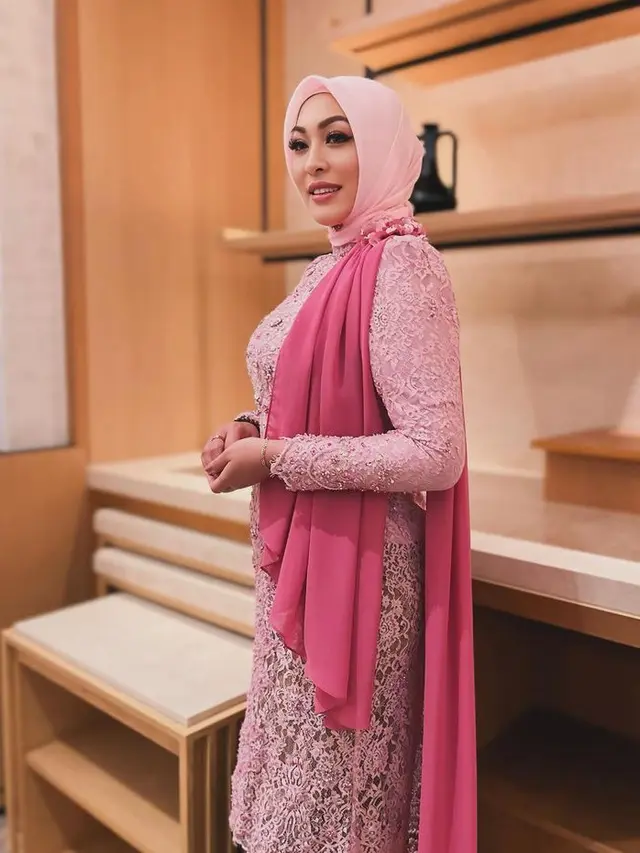 Angelina Sondakh di acara siraman.Aaliyah Massaid