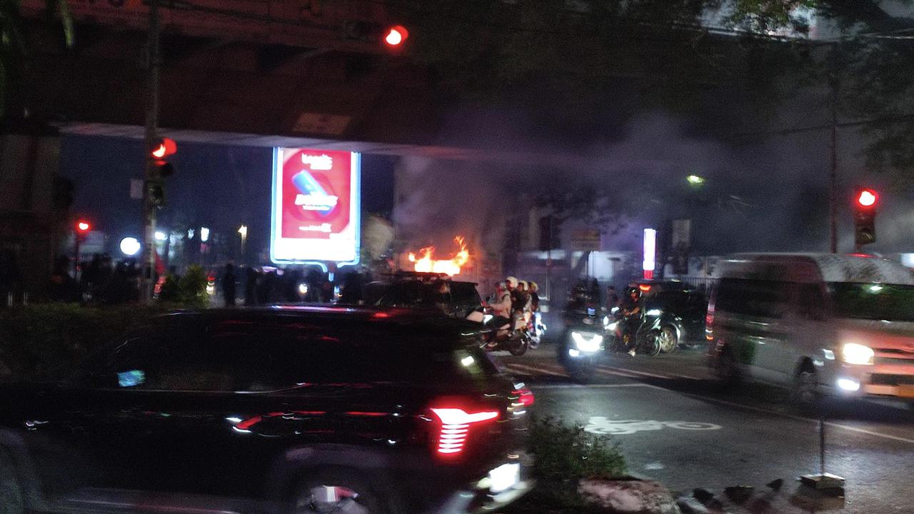 Jalan Cikapayang Bandung Ricuh, Massa Berpakaian Hitam-hitam Bakar Pos Polisi