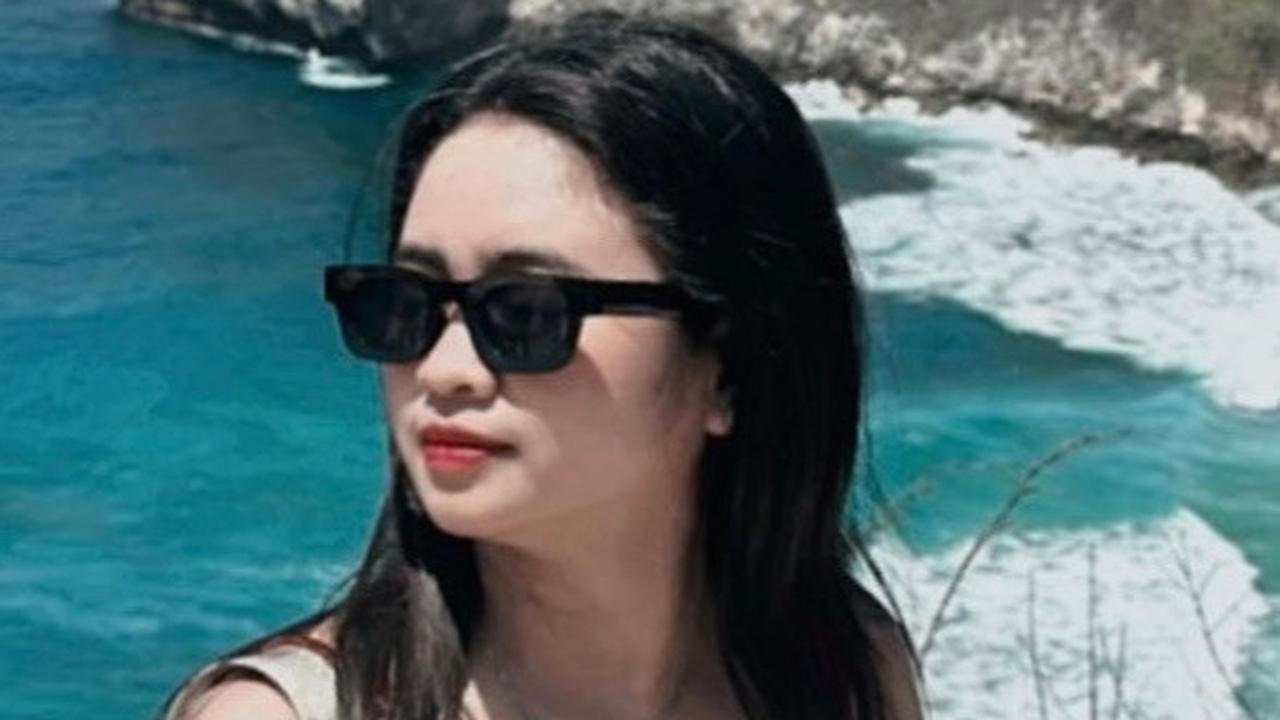 Ia pun memamerkan gaya hidup mewah. Fuja kerap bolak-balik liburan ke Bali. Ia juga kerap menginap di hotel mewah di Jakarta.