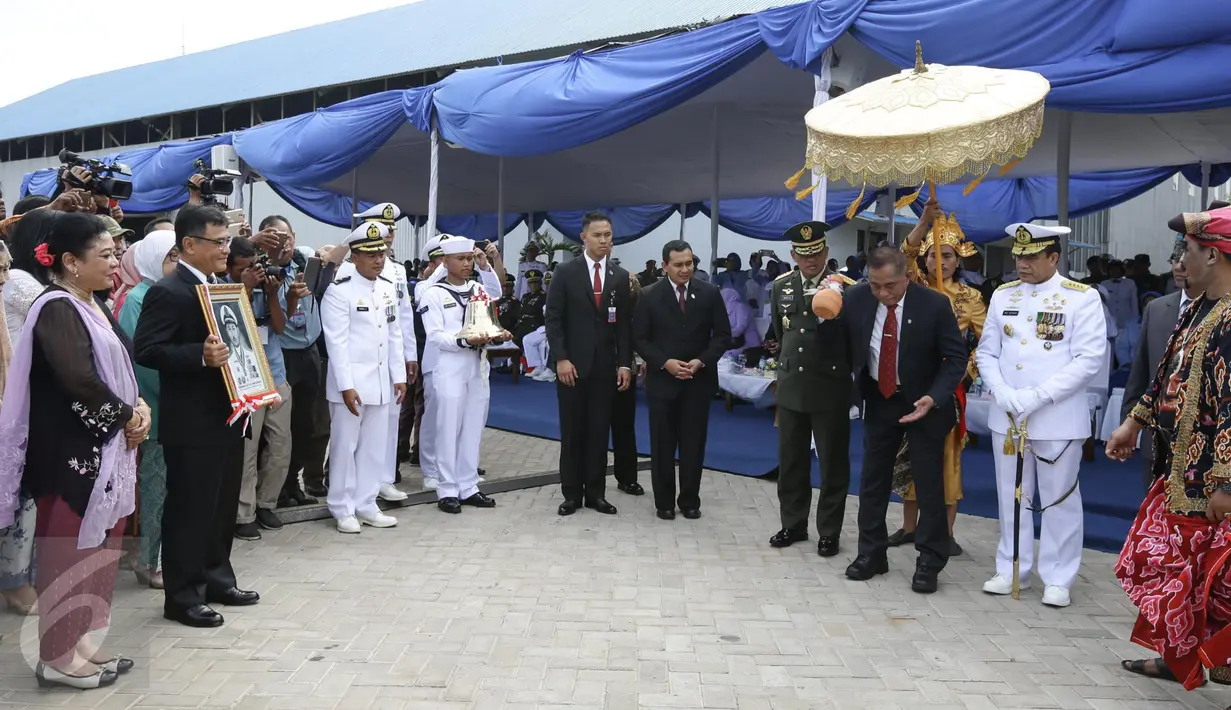 Menteri Pertahanan Ryamizard Ryacudu saat meresmikan KRI Raden Eddy Martadinata 331 di Kompleks Satuan I Koarmabar Pondok Dayung, Tanjung Priok, Jakarta, Jumat (7/4). (Liputan6.com)