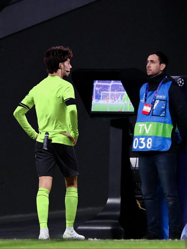 Editan Pesepak Bola Jadi Wasit Ini Bikin Ketawa Geli