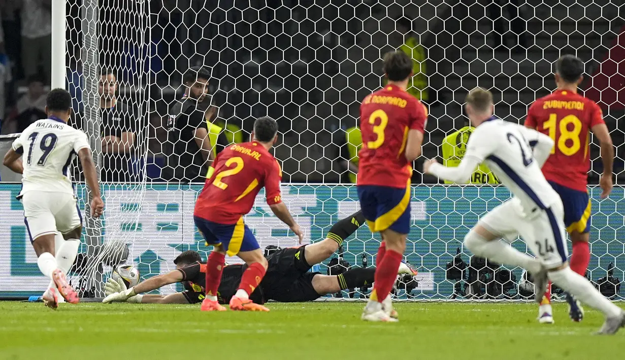Gelandang Timnas Inggris, Cole Palmer (kanan) mencetak gol penyeimbang 1-1 ke gawang Timnas Spanyol pada laga final Euro 2024 di Olympiastadion, Berlin, Jerman, Minggu (14/7/2024). (AP Photo/Matthias Schrader)